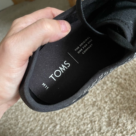 Toms Carlo Black and White Printed Canvas Sneaker Size 11 - Picture 7 of 11
